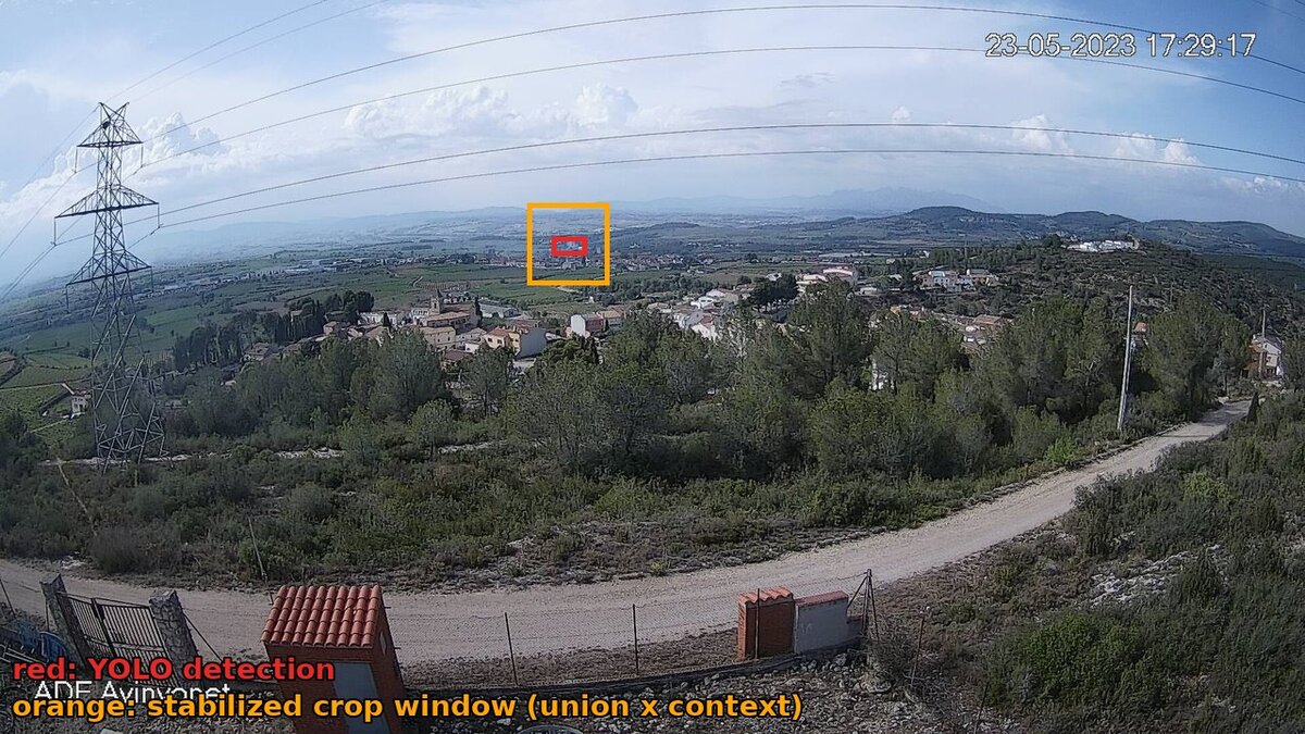 A full camera frame of a hillside where the smoke plume is nearly invisible, with a small detection box marked